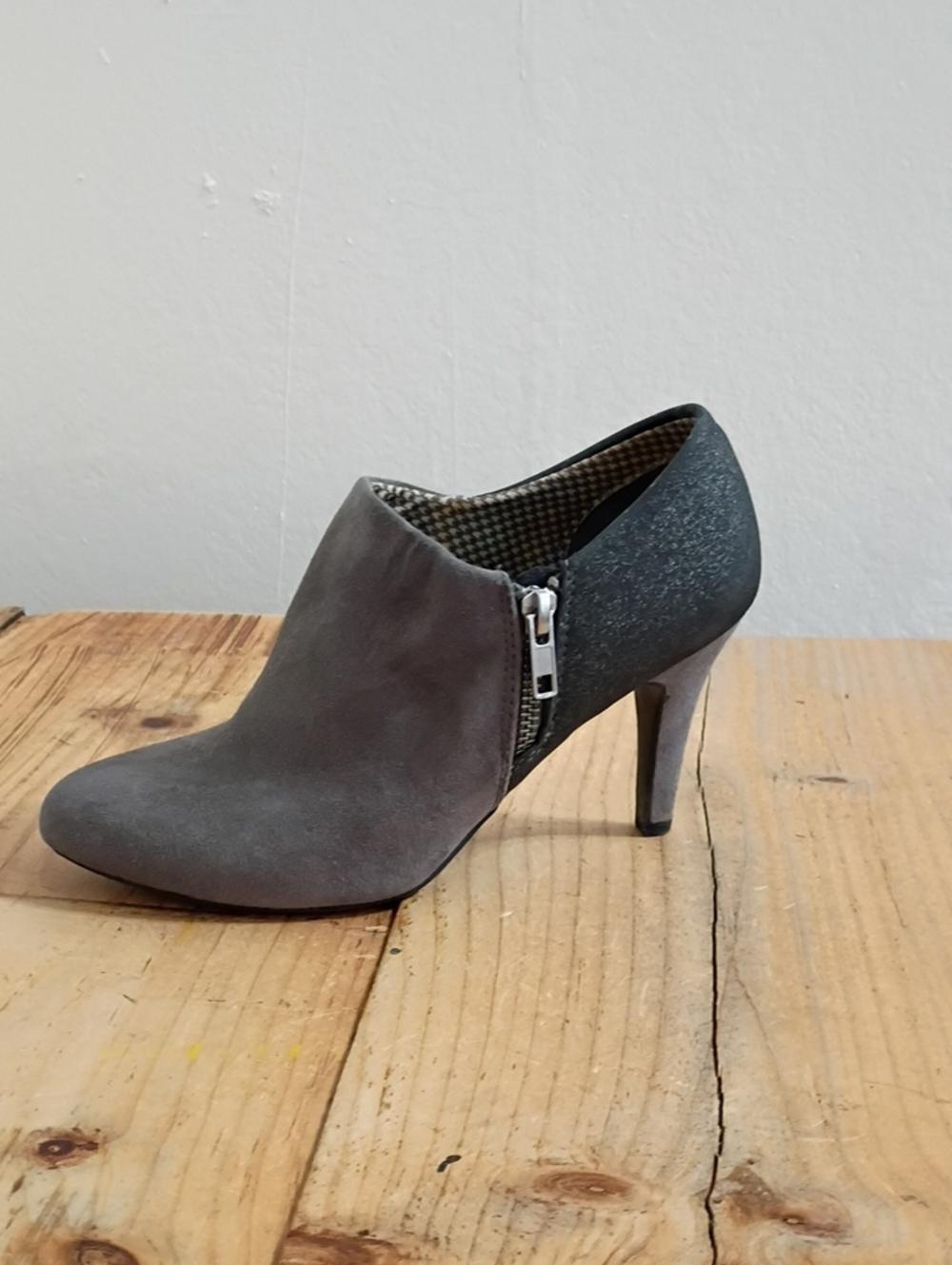 Dexflex Comfort Gray Faux Suede Ankle Booties Size 6.5 NEW